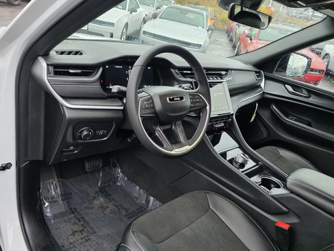 New 2025 Jeep Grand Cherokee Altitude image 10