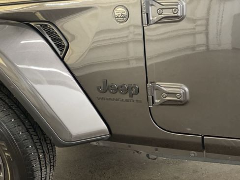 Used 2025 Jeep Wrangler Sahara image 10