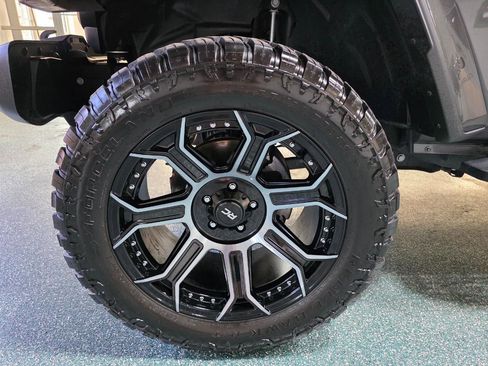 Used 2025 Jeep Gladiator Sport image 12