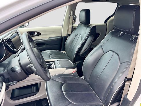 Certified 2024 Chrysler Pacifica Limited FWD image 5