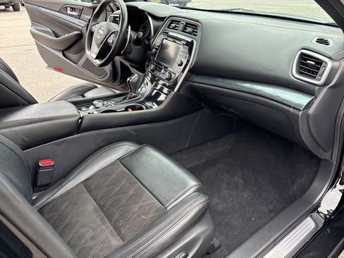 Used 2023 Nissan Maxima SR w/ Sport Mat Group FWD image 12
