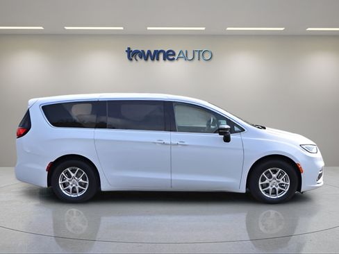 Used 2025 Chrysler Pacifica Select FWD image 10