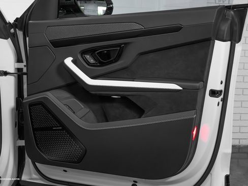 Used 2025 Lamborghini Urus SE image 46