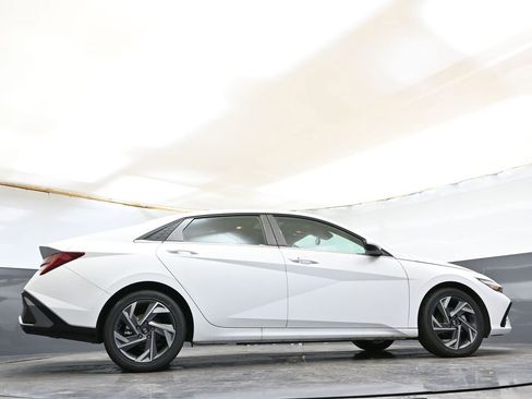Certified 2025 Hyundai Elantra SEL image 33