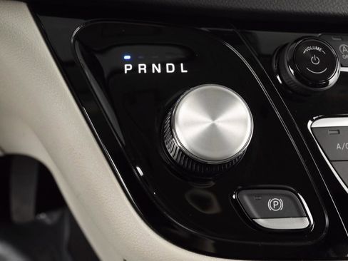 Used 2023 Chrysler Pacifica Touring-L image 21