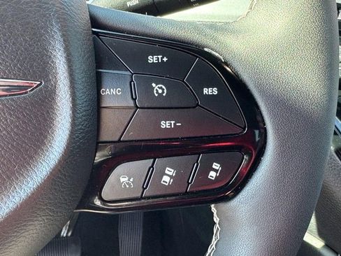 Used 2025 Chrysler Pacifica Limited image 20