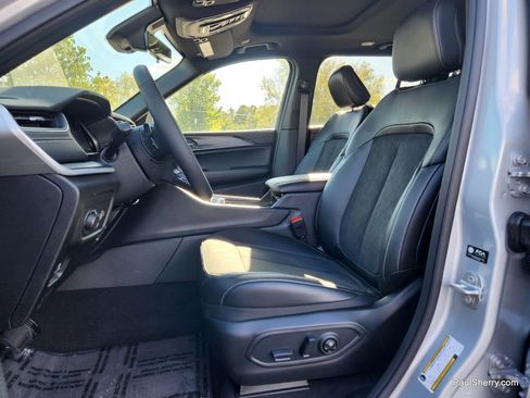 New 2025 Jeep Grand Cherokee Altitude image 28