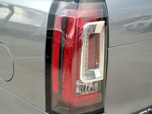 Used 2020 GMC Yukon XL Denali w/ Denali Premium Package image 12
