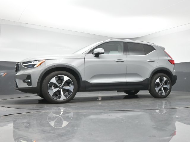 Used 2024 Volvo XC40 B5 Plus AWD/4WD image 13