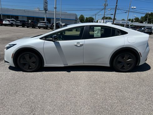 Used 2024 Toyota Prius LE FWD image 8
