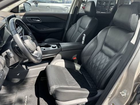 Used 2021 Nissan Rogue Platinum AWD/4WD image 3