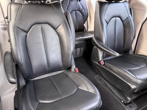 Used 2024 Chrysler Pacifica Limited FWD image 19