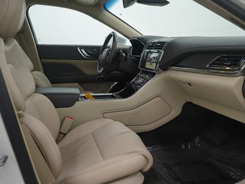 Used 2017 Lincoln Continental Select w/ Climate Package image 11