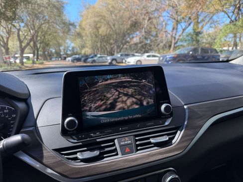 Used 2025 Nissan Altima 2.5 SV image 17