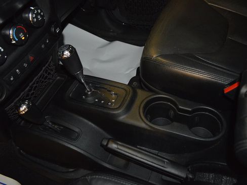 Used 2017 Jeep Wrangler Unlimited Sahara image 19