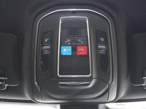Used 2025 Jeep Grand Cherokee Laredo AWD/4WD image 19
