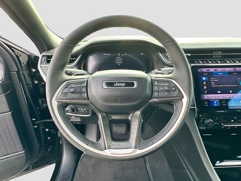 Used 2025 Jeep Grand Cherokee Limited image 11