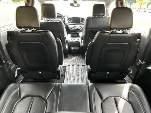 Used 2018 Chrysler Pacifica Touring-L w/ Premium Audio Group FWD image 21
