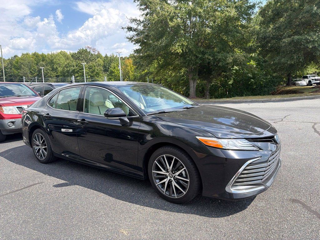 Used 2022 Toyota Camry XLE FWD image 4