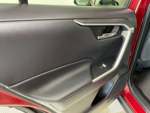 Used 2019 Toyota RAV4 XLE w/ Carpet Mat Package AWD/4WD image 19