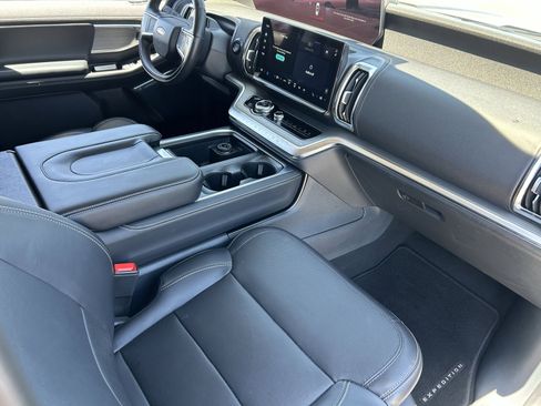 Used 2025 Ford Expedition Platinum AWD/4WD image 13