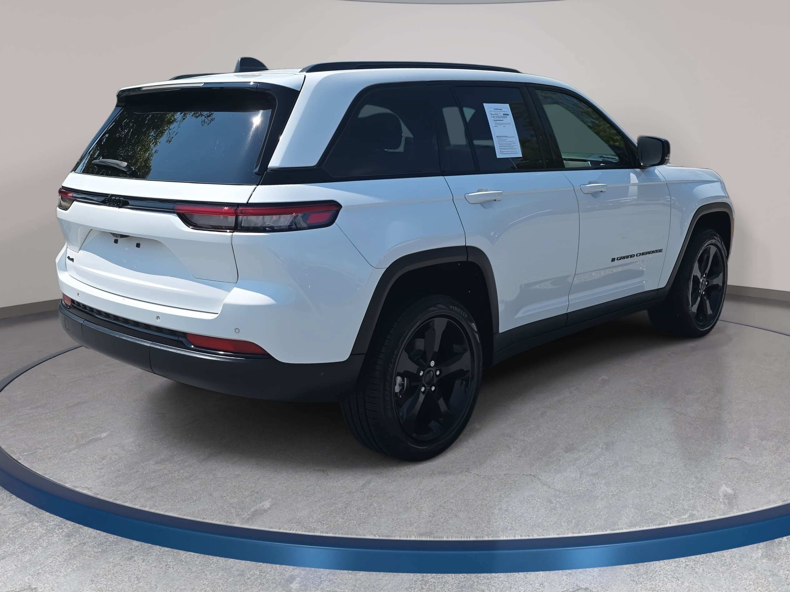 Used 2023 Jeep Grand Cherokee Altitude AWD/4WD image 5
