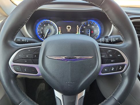 Used 2022 Chrysler Pacifica Touring-L image 11