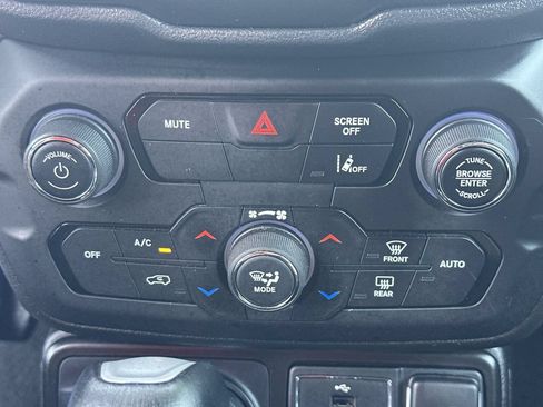 Used 2023 Jeep Renegade Trailhawk AWD/4WD image 28