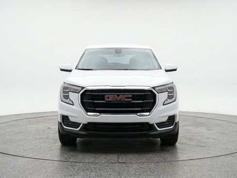 Used 2024 GMC Terrain SLE image 2