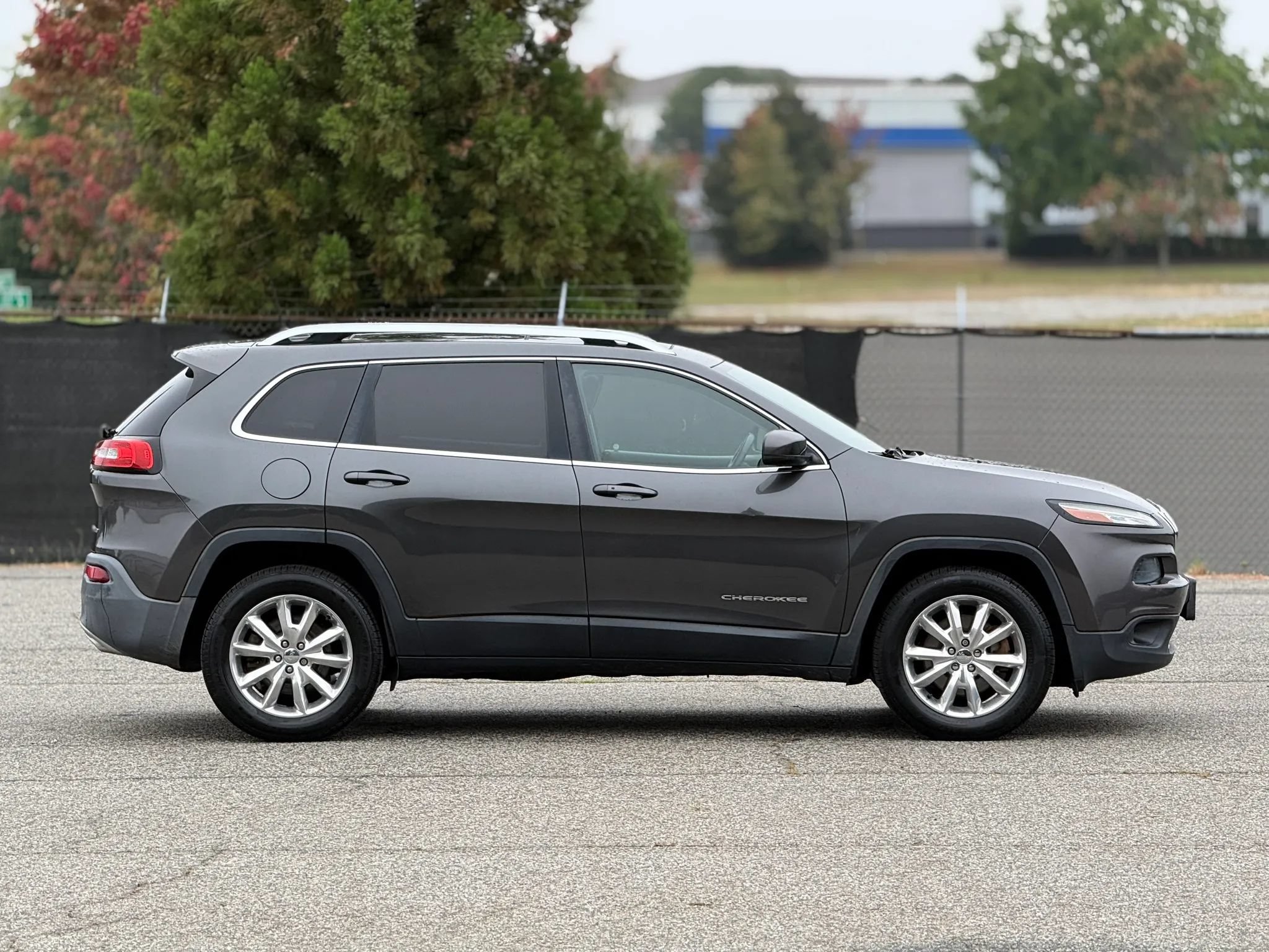 Used 2016 Jeep Cherokee Limited AWD/4WD image 7
