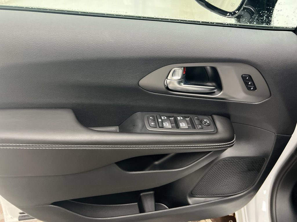 New 2027 Chrysler Pacifica Select AWD/4WD image 20