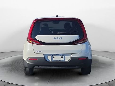 Used 2022 Kia Soul LX image 4