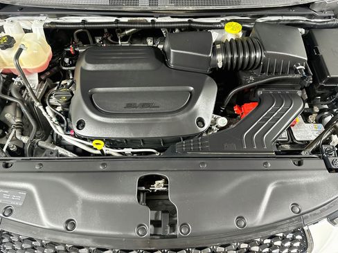 Used 2022 Chrysler Pacifica Touring-L w/ Uconnect Theater Family Group FWD image 31
