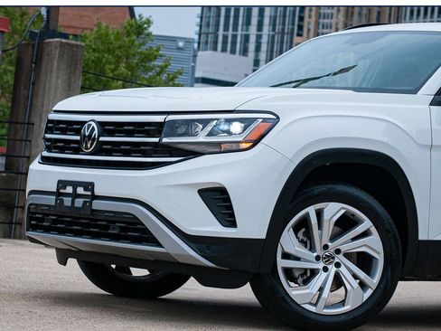 Certified 2023 Volkswagen Atlas SE w/ Panoramic Sunroof Package AWD/4WD image 2