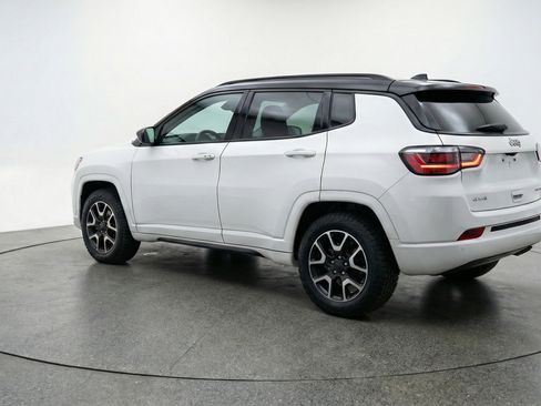Used 2025 Jeep Compass Trailhawk AWD/4WD image 6