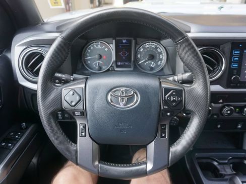 Used 2019 Toyota Tacoma TRD Sport AWD/4WD image 3