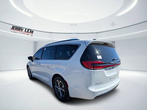 New 2026 Chrysler Pacifica Pinnacle image 5