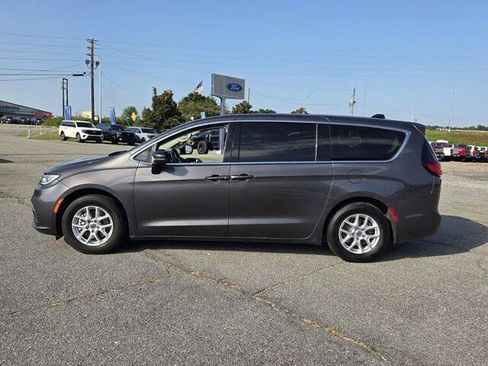 Used 2023 Chrysler Pacifica Touring-L FWD image 4