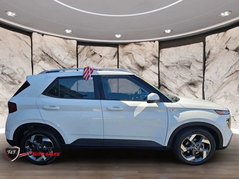 Used 2023 Hyundai Venue SEL image 5