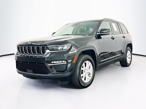 Used 2024 Jeep Grand Cherokee Limited AWD/4WD image 3