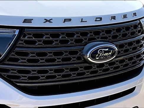 Used 2021 Ford Explorer XLT w/ Equipment Group 202A AWD/4WD image 29