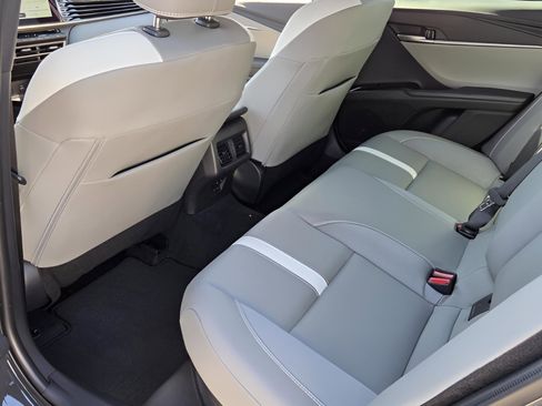 Used 2025 Toyota Camry SE image 10