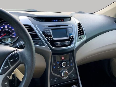 Used 2014 Hyundai Elantra SE w/ Option Group 02 FWD image 7