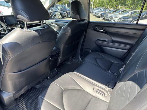 Used 2020 Toyota Highlander XLE AWD/4WD image 16