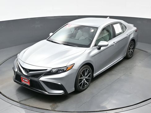 Used 2024 Toyota Camry SE image 35
