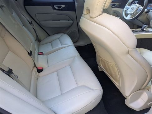 Certified 2022 Volvo XC60 B5 Momentum w/ Advanced Package image 27