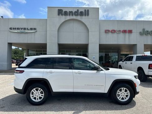Used 2024 Jeep Grand Cherokee Laredo RWD image 8