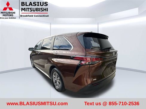 Used 2022 Toyota Sienna XLE AWD/4WD image 12