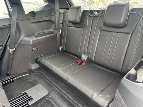 Certified 2024 Volkswagen Tiguan SE R-Line image 7