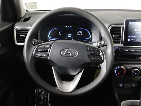 Used 2025 Hyundai Venue SE FWD image 7